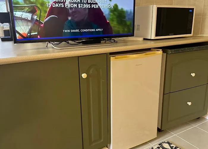 Guest Suite-2 Beds,Private Entry, Bathroom & Laundry