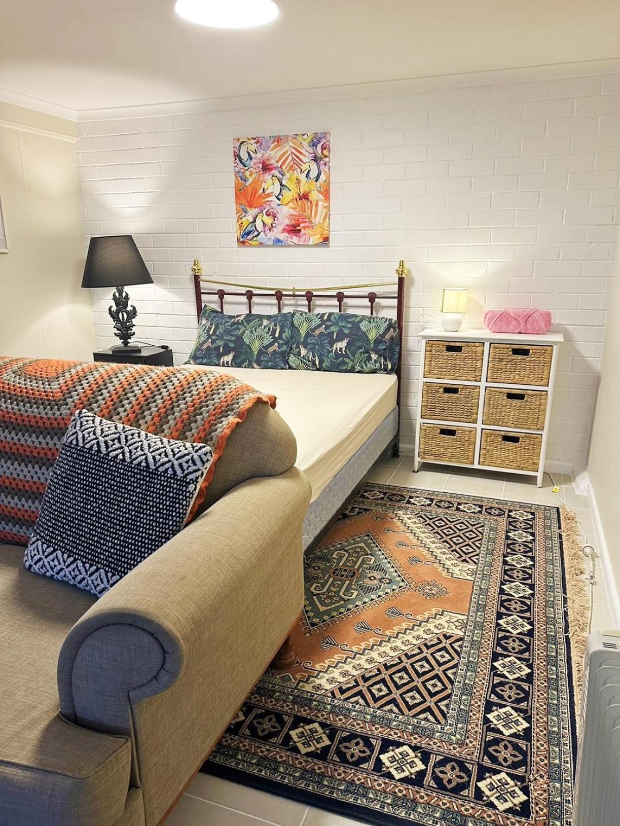 Guest Suite-2 Beds,private Entry, Bathroom & Laundry Homestay