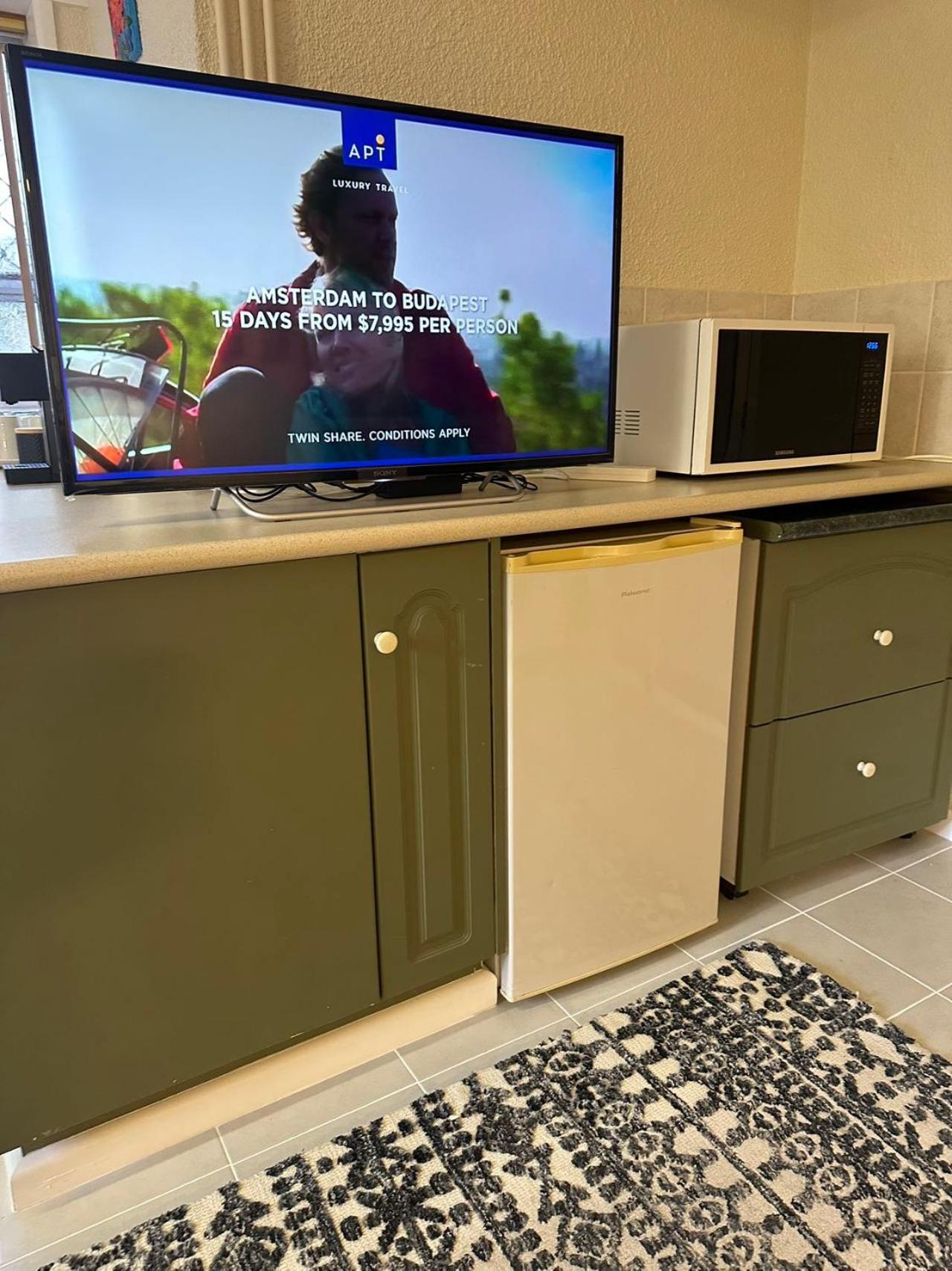 Guest Suite-2 Beds,private Entry, Bathroom & Laundry *