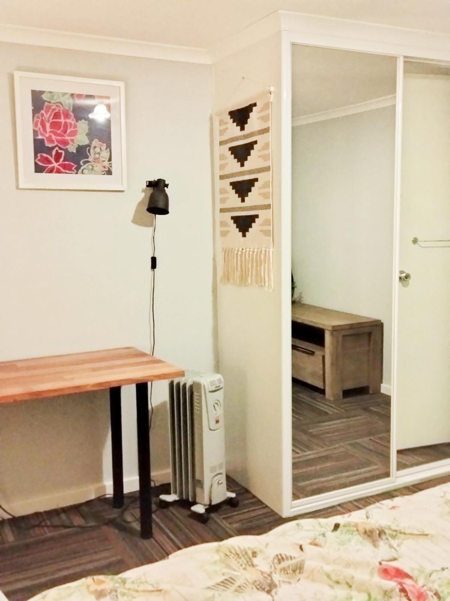 Homestay Guest Suite-2 Beds,private Entry, Bathroom & Laundry *